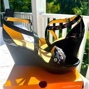 NEW LIZ CLAIBORNE Black White Flowers Strappy Wedge Sandal Shoes NWB adorable!